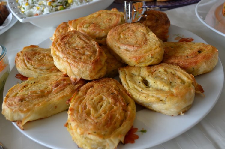 Patatesli Kaşarlı Rulo Börek