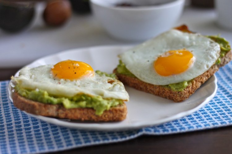 Avokadolu Yumurtalı Tost